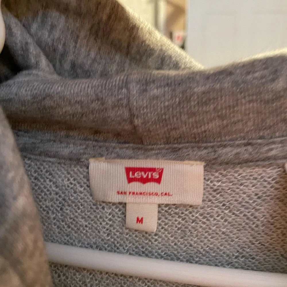 Levi’s crop pullover - Picture 2 of 2